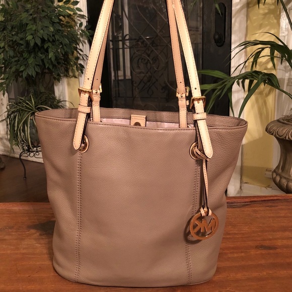 🔥SALE! Michael Kors Jet Set Leather Tote Bag🔥 - Picture 2 of 8